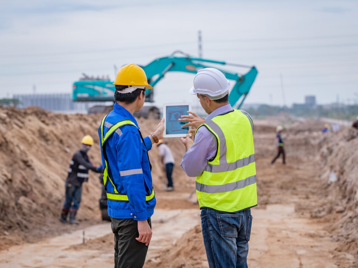 Surveyor,Engineers,Wearing,Safety,Uniform,,helmet,And,Radio,Communication,With